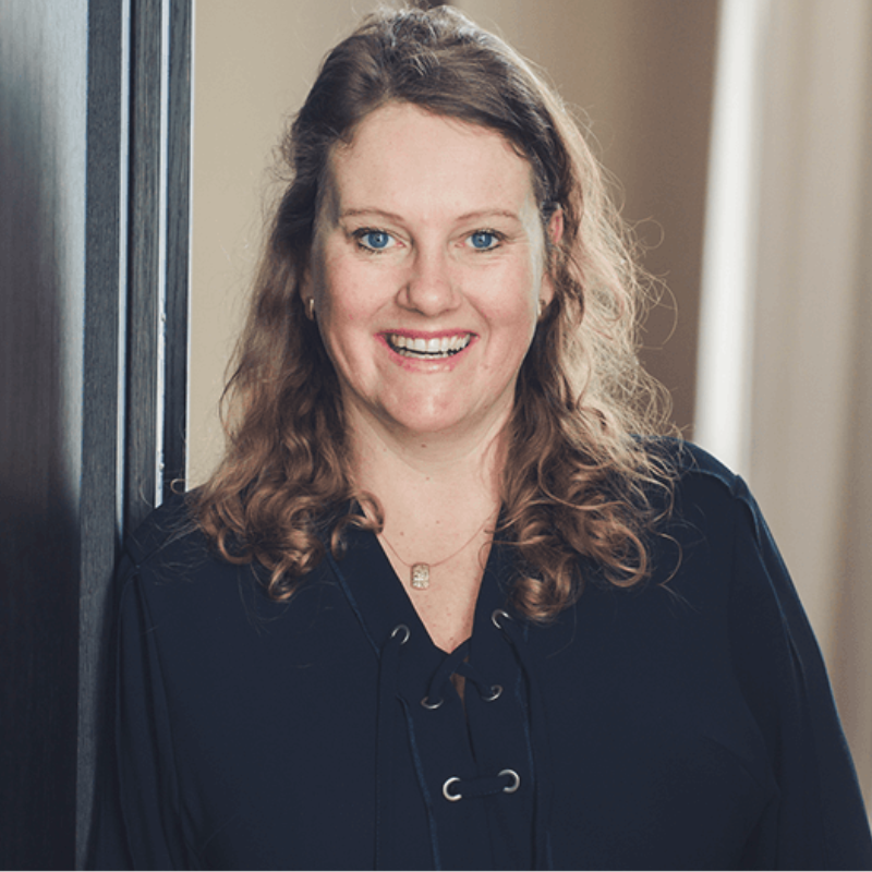 Op deze foto zie je wie Diane is. Je leest op deze pagina wie zij is en wat haar achtergrond is. Haar bedrijf heet Puur Social Sales.