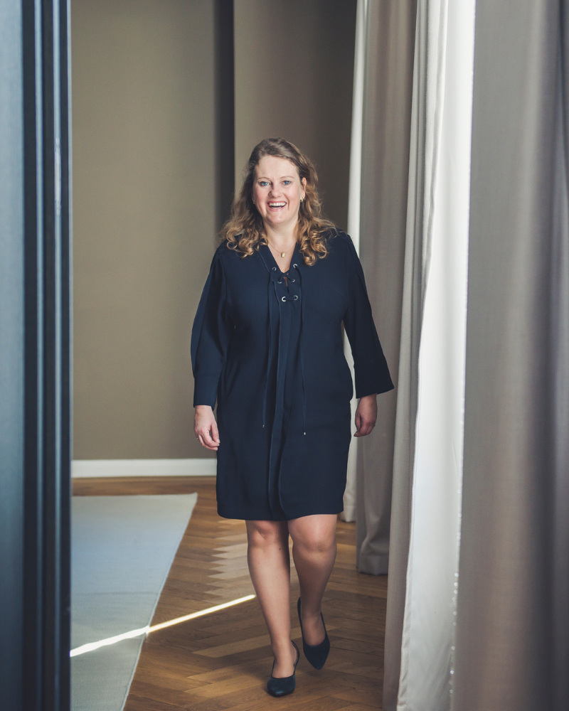 Diane die binnen komt lopen