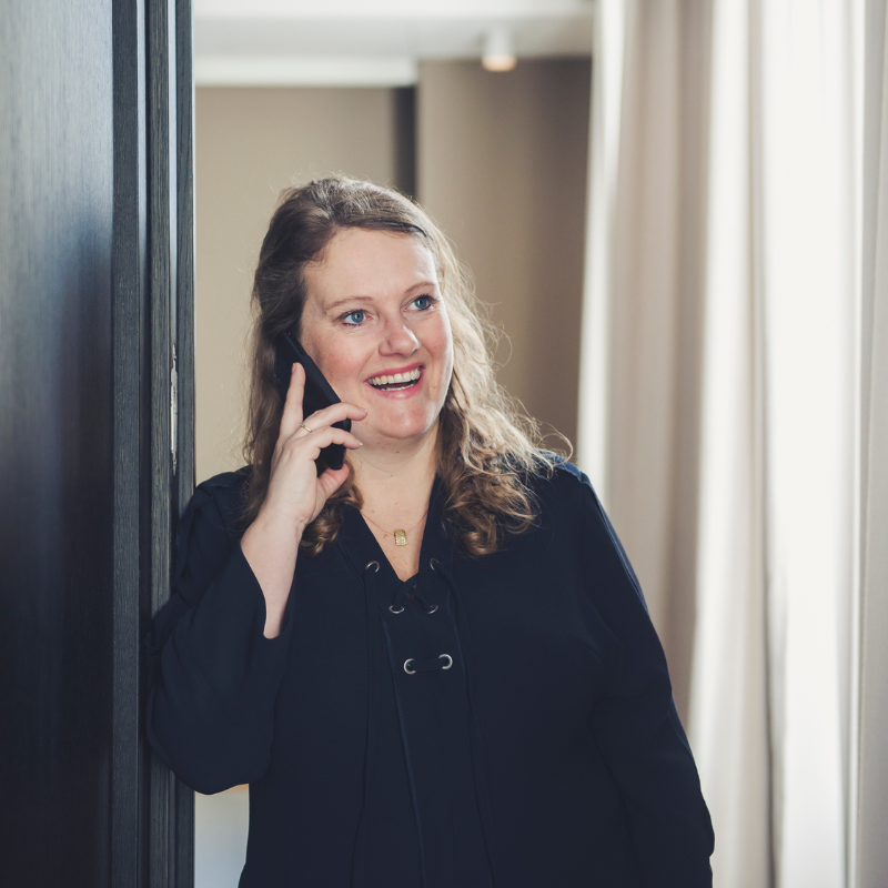 Op deze foto zie je wie Diane is. Je leest op deze pagina wie zij is en wat haar achtergrond is. Haar bedrijf heet Puur Social Sales.